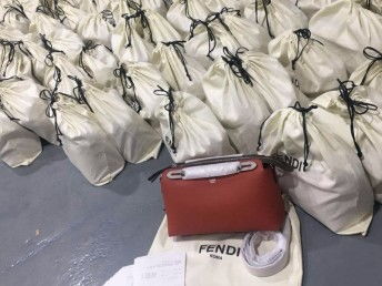图 提供广东省东莞奢侈品牌代工厂原单产品批发 上海服装 鞋帽 箱包