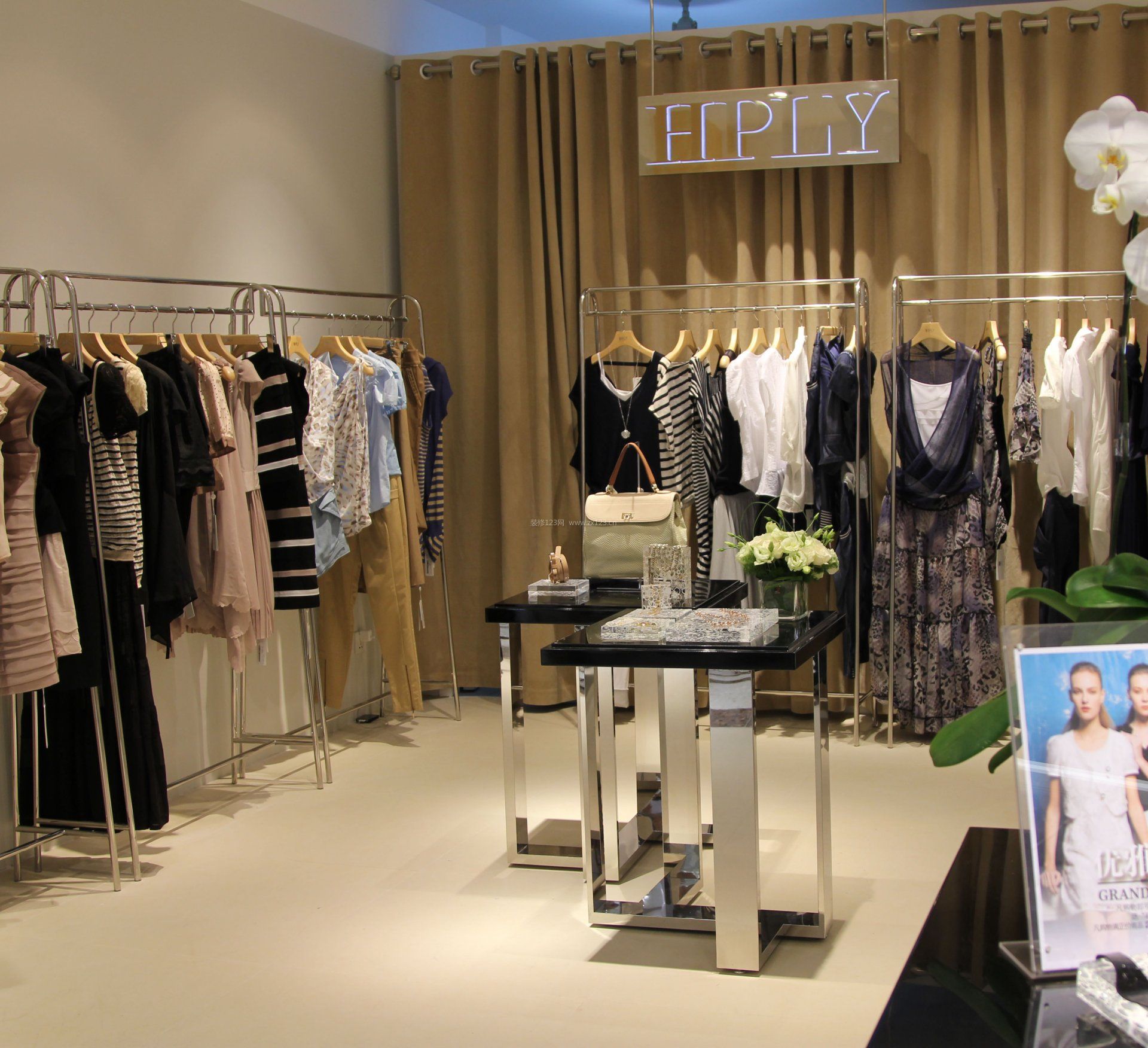 小型女服装店室内挂衣架装修效果图，打造时尚购物空间